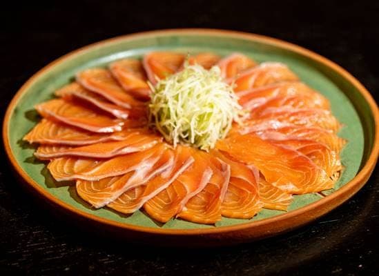 Carpaccio de Salmão ao Molho de Ostras - Entradas Frias