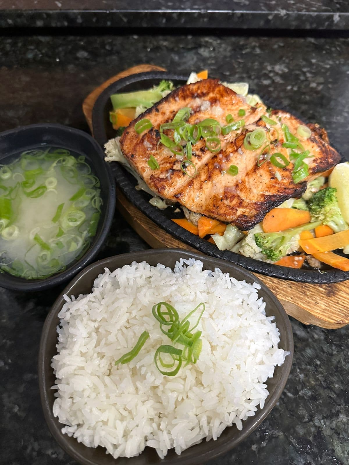 Teppanyaki de Salmão - Pratos Quentes