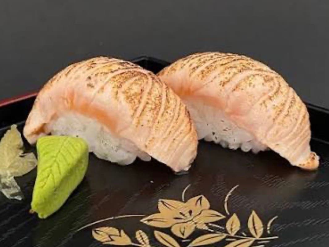 Niguiri de salmão maçaricado