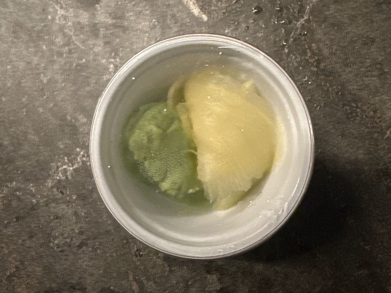 Pote misto de gengibre e wasabi