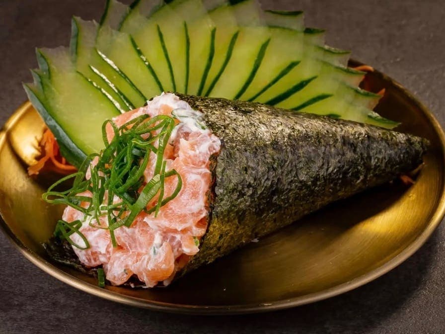 Temaki de salmão sem arroz